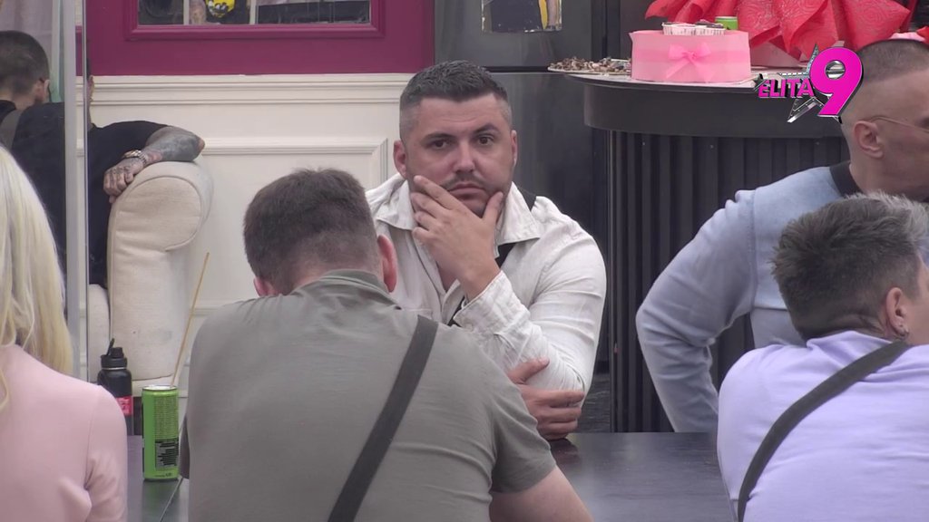 Mama sinu pokazuje k*tu... Rat do istrebljenja Kačavende i Asmina ne jenjava, ona zbog ovih reči najavila HAOS (VIDEO)