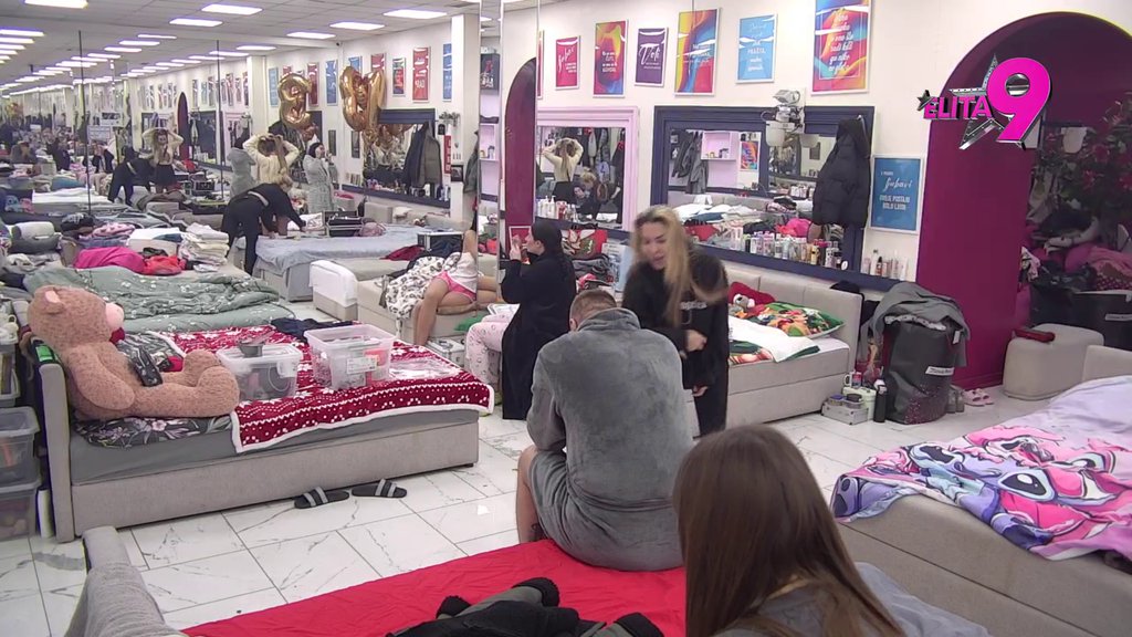 KAO U STARA, DOBRA VREMENA! Janjuš i Aneli u svojim ljubavnim igrarijama PREŠLI GRANICU, urlici odzvanjaju garderoberom! (VIDEO)