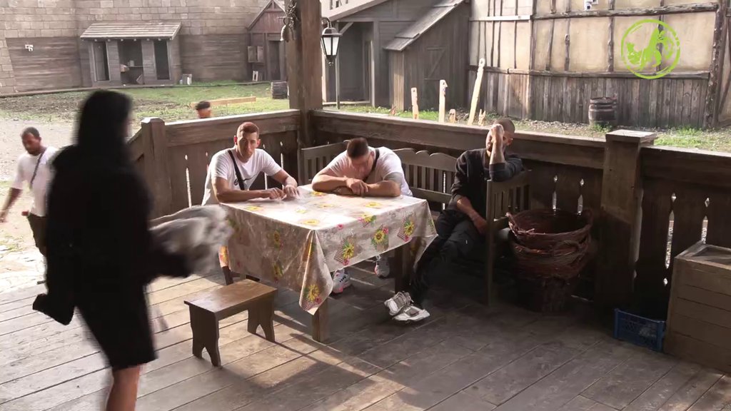 BOŽA PAO NA NAJNIŽE GRANE: Poveo Kristijana da mu pomogne sa Enom (VIDEO)