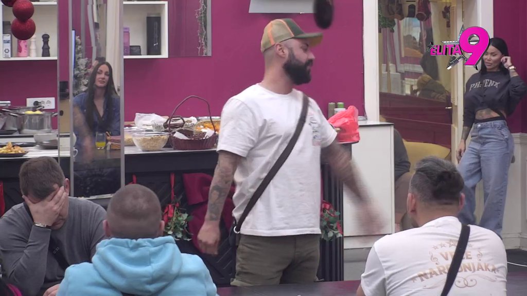 Luka umalo kiksnuo, Vanja misli da je najviši vrh Evrope Mont Everst (VIDEO)