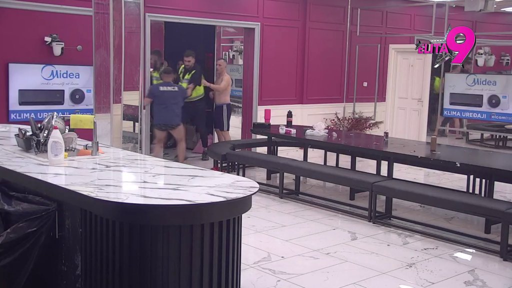 OPŠTI HAOS: Bora zaratio sa kim je stigao, zapenio na Sandru, pa udario na Neria, Hanu i njihovu porodicu (VIDEO)