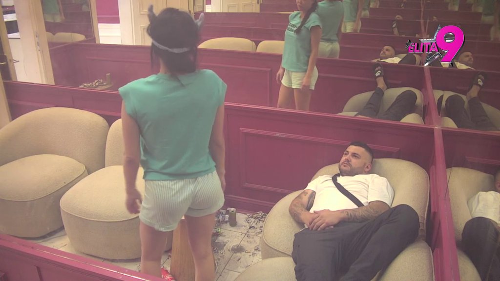 U krevet, skini gaće i čekaj me: Asminu preko glave Majinih zabrana i poniženja, ovom rečenicom obrisao patos s njom! (VIDEO)