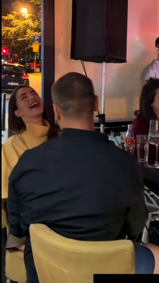ŠOK PAPARACO! Dok se Gastoz provodi na koncertu sa Sanjom Stanković, Anđela Đuričić u provodu s nepoznatim muškarcem i ne skida osmeh s lica! Već našla novog dečka?! (FOTO+VIDEO)