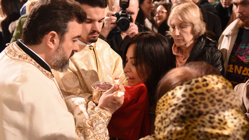 CECA SA PORODICOM NA BOŽIĆNOJ LITURGIJI: Bez trunke šminke se pojavila u ponoć u Hramu Svetog Save: Jedva sam čekala da se pričestim! (FOTO)