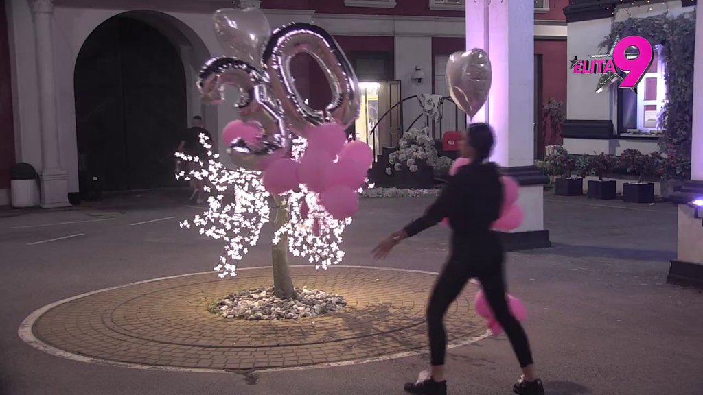 OVIM POTEZOM POKUŠALA DA ISPROVOCIRA STANIJU?! Maja pušta u nebo svoje rođendanske balone, Asmin joj suflira: Zamisli želju! (VIDEO)
