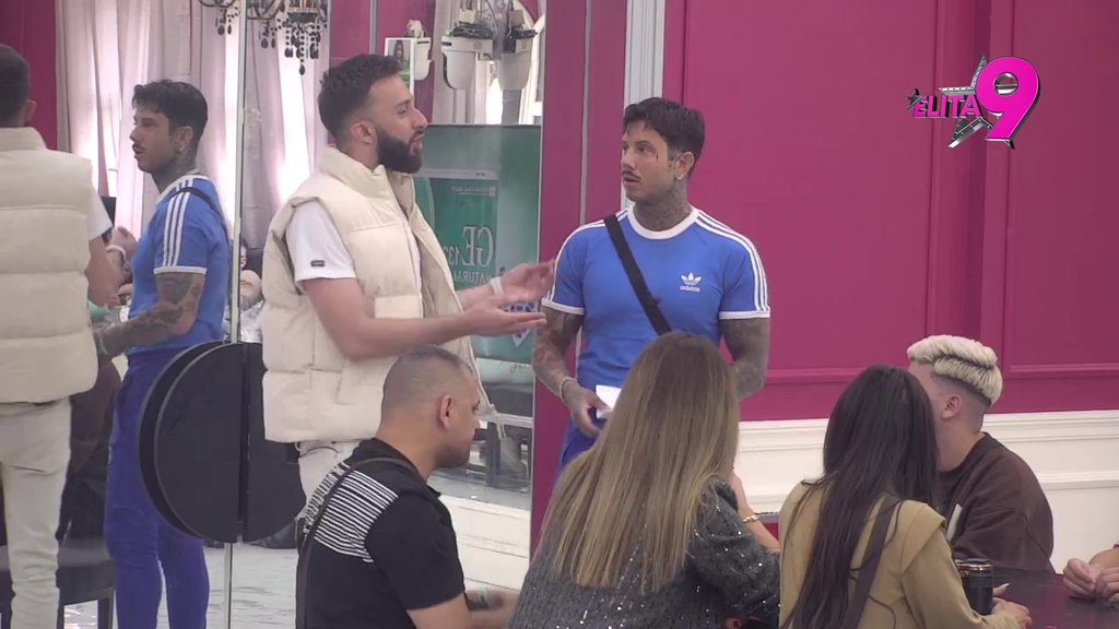 Fanovi Đukića i Teodore očarali sve: Poklonima izazvali pravi haos u kući, njih dvoje ostali bez teksta! (VIDEO)