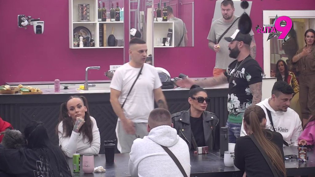 JEDNA ZA ZABAVU, DRUGA ZA DRUŽENJE! Filip PONOVO ponizio svoje utorak devojke! (VIDEO)