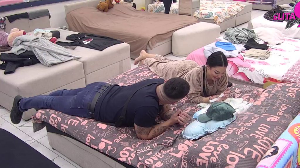 JEDVA DOČEKALA! Maja sva srećna dok joj Asmin prepričava ishode sa intervjua: Njoj je bitno da je imućan i da hoće bebu (VIDEO)