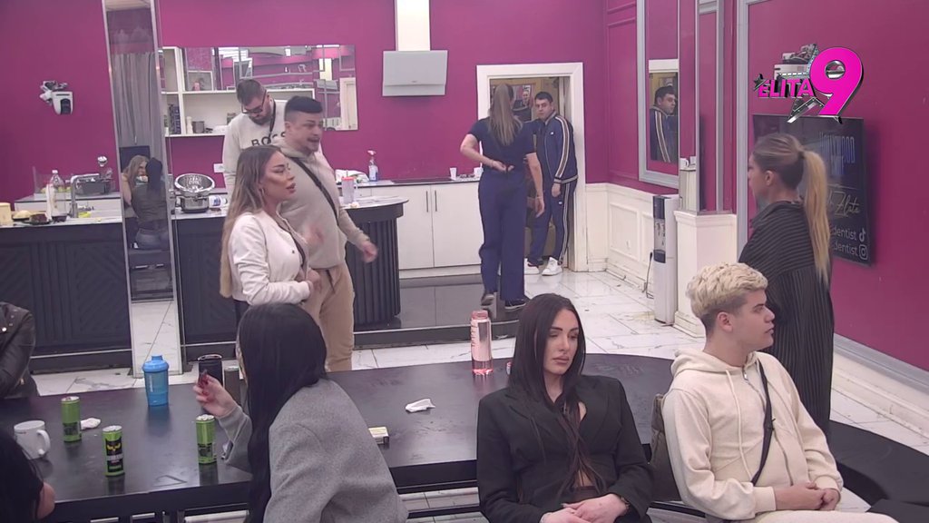 Pazi da ti Anđelo ćerkicu... Najgnusnije vređale Kačavenda i Aneli! Pljušte brutalne psovke sa svih strana, trese se Bela kuća! (VIDEO)