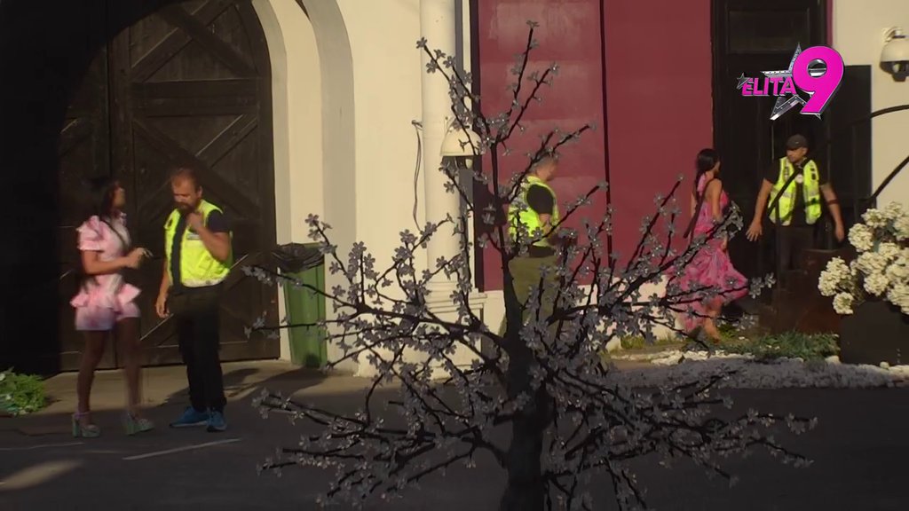 RAT LJUTITH RIVALKI NE JENJAVA! Obezbeđenje odmah reagovalo zbog Stanije i Maje, jedna drugoj uputile sve i svašta (VIDEO)