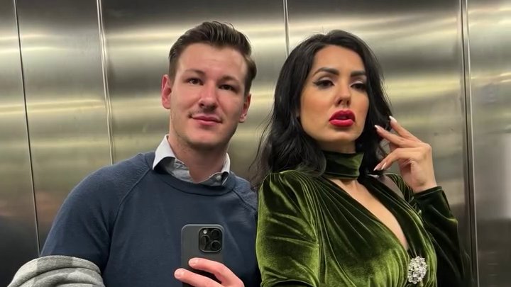 MUKIJU NIJE DOBRO, POVRAĆAO JE: Tanja Savić sa dečkom sletela na aerodrom, pa otkrila šta se dešava