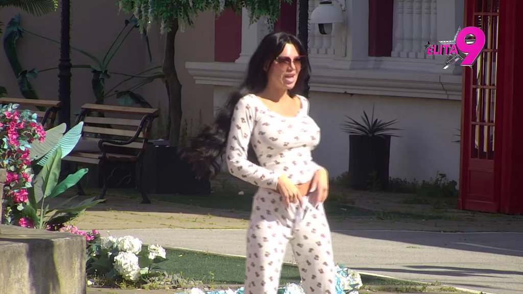 Anita će mu presuditi! Stanija zavodljivo igrala u dvorištu bez brusa, a onda joj se pridružio Luka! Biće VESELO kad trudna Stanojlovićeva sazna! (VIDEO)