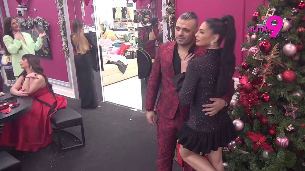 DRUGE SRCE NEĆE, ONU KOJU VOLI NEMA! Bora Santana okupio sve bivše devojke, pa pozirao sa svim svojim neuspelim ljubavima iz Elite u prazničnom duhu! (VIDEO)