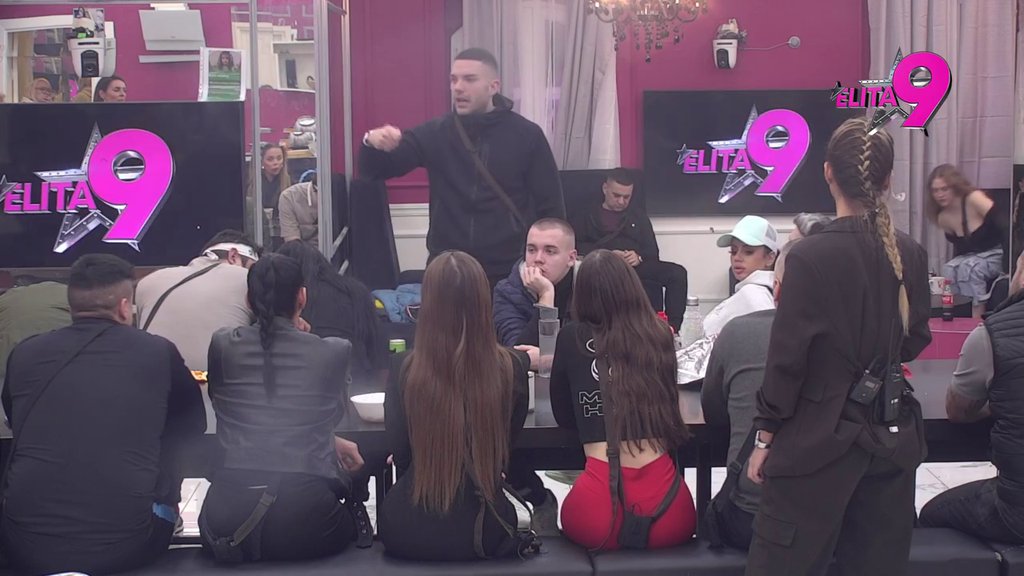 Fetišar raspali, bis*ksualac: Kačavenda nastavila da otkriva šok detalje afere s Anđelom, njemu pukao film: Što me nisi odj*bala ako ti je bilo neprijatno? (VIDEO)