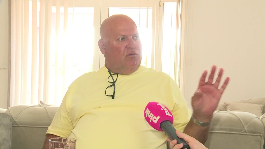 Čokoladna ratnica i večna mlada: Mustafa UDARIO NIKAD ŽEŠĆE na bivše snajke Aneli i Staniju: Pet godina nosi istu venčanicu, svakog novog momka dočeka...