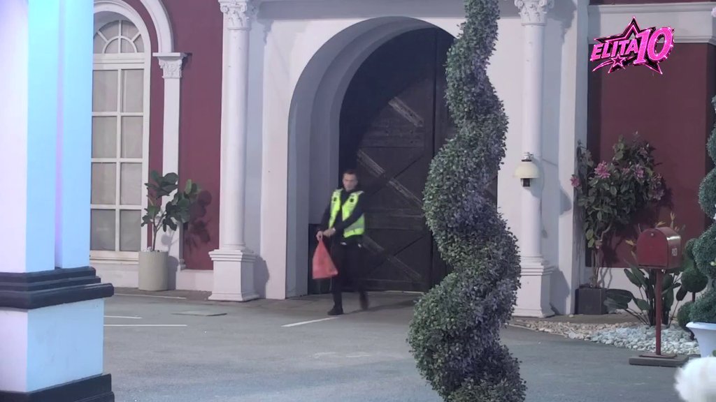 Obradovao se kao malo dete! Obezbeđenje unelo Caru nagradu za uspešnu emisiju (VIDEO)