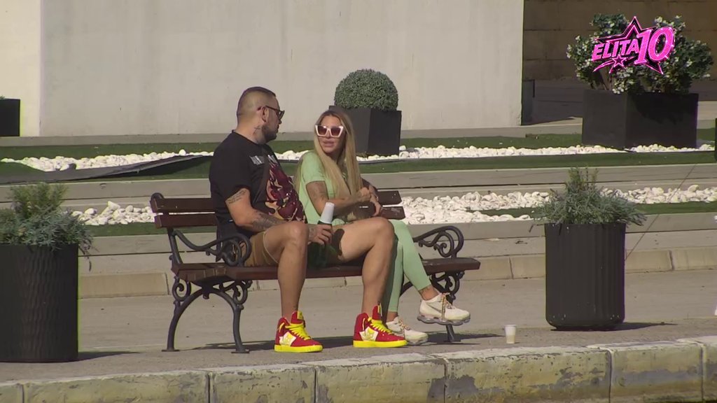 Izignorisali rođendan Bebi Dol, pa se ljubili na klupici! Aneli i Car kao tinejdžeri (VIDEO)