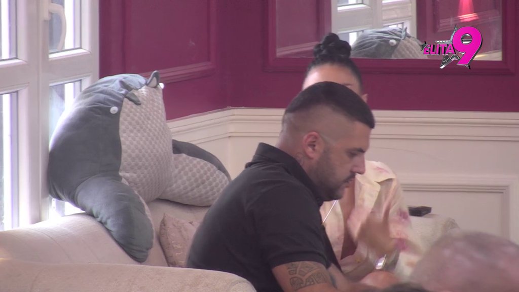 Da sam hteo nešto... Asmin pokušava da se opere od osmeha upućenih Staniji, Anita iznela sve iz prve ruke (VIDEO)
