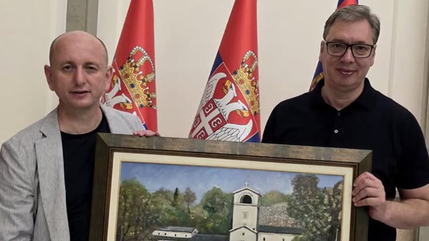 Vučić od Kneževića dobio sliku na kojoj je Cetinjski manastir: I Srbi iz Crne Gore došli da prisustvuju sutrašnjem velikom skupu (FOTO)