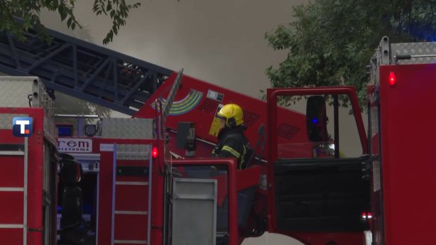 NAJNOVIJI SNIMCI DRAME U BLOKU 45: Bukti požar u TC ‘Enjub’, povređena dvojica vatrogasaca, vatra zahvatila 70 lokala!