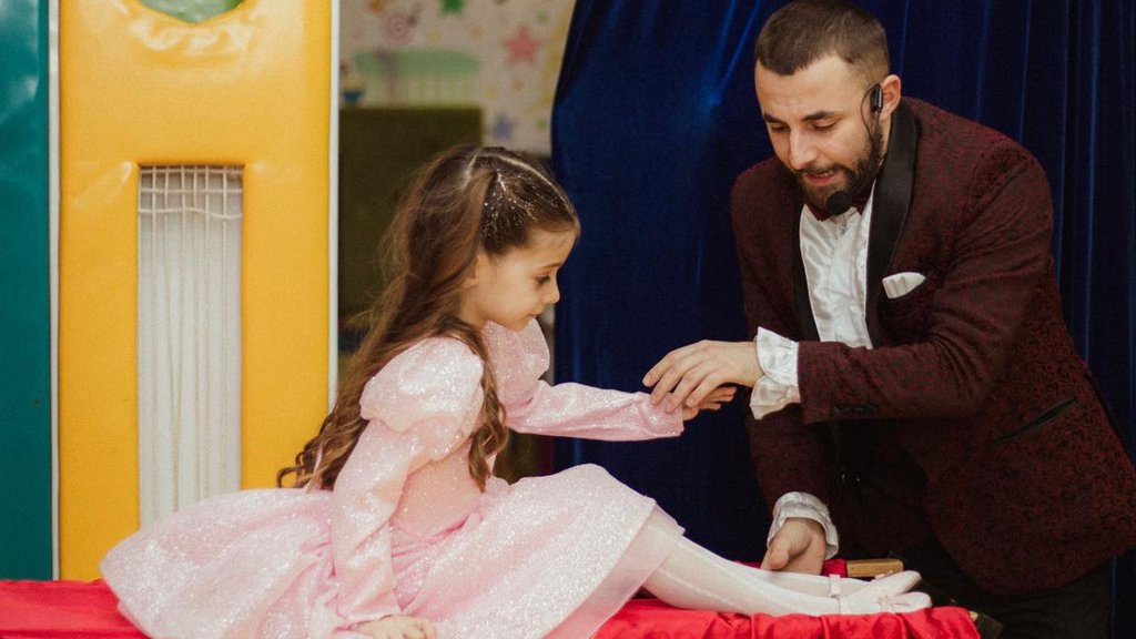 Prava princeza svoje bajke! Aleksandra Nikolić iznenadila ćerku glamuroznom proslavom rođendana: Trospratna torta, mađioničar, Labubu... (FOTO)