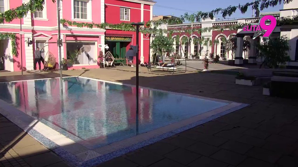 OVO JE TELEVIZIJA, JE L' TI TREBA ETIKETA?! Uroš pokušao da OSVESTI Anitu, ona neće ni da čuje! (VIDEO)