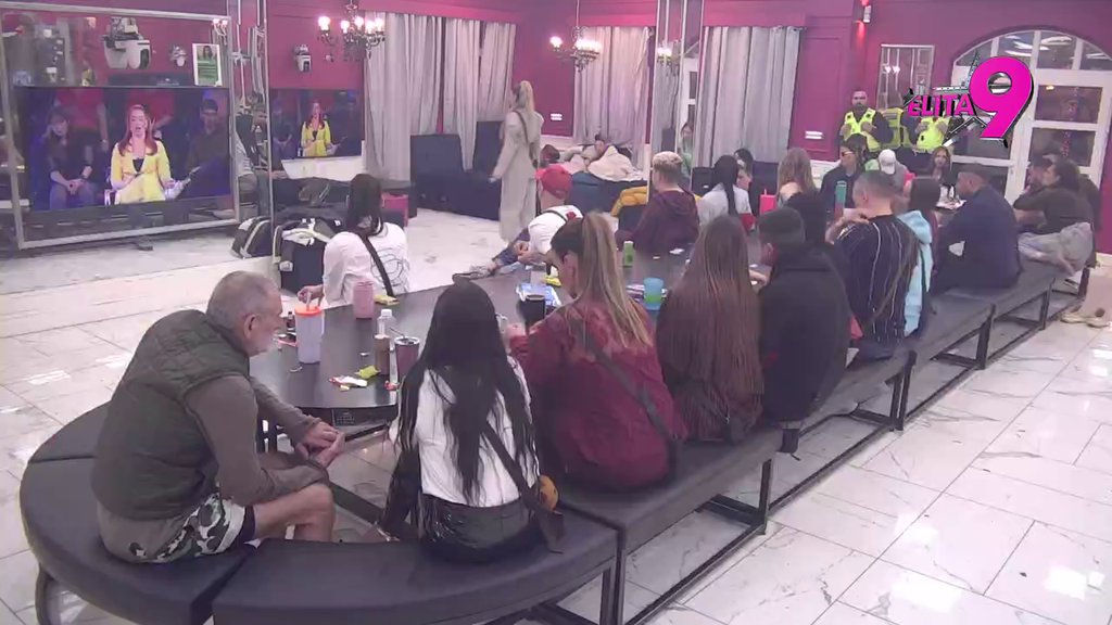 ONA ME PROVOCIRA, GOVORI DA SMRDIM: Aneli progovorila o Anitinim otrovnim strelicama, uverena da ima nameru da je totalno OGADI svima: Nikada nisam tražila od Luke da... (VIDEO)