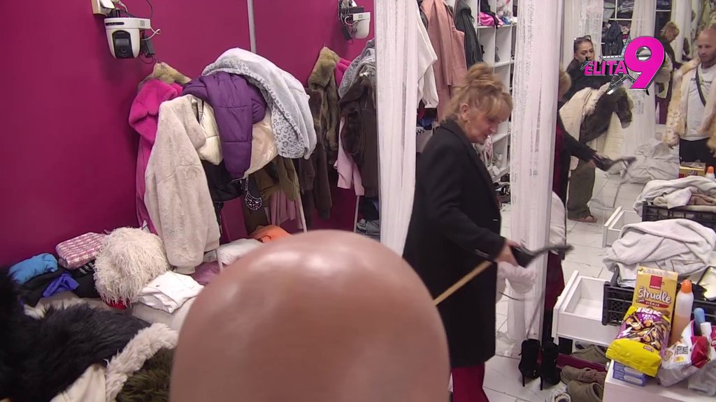 ŠTA ĆE OVA K*RVINSKA ŠTIKLA OVDE?! Mama Džehva ostala u šoku kad je otvorila fioku! (VIDEO)