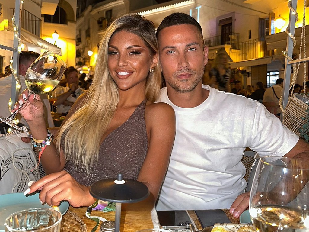 SIJA KAO LAS VEGAS! Ivana Šopić zapalila Ibicu, grudi jedva obuzdala u zlatnoj haljini (FOTO)