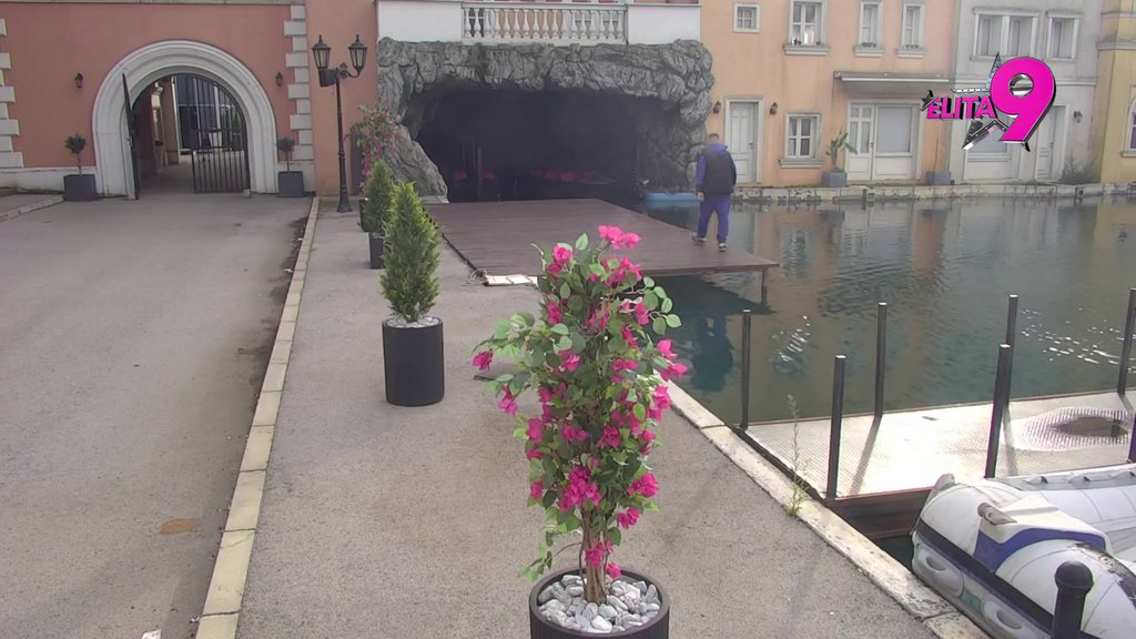 Bebica ŠETA PO IVICI, Teodora NE DAJE ZNAKE DA JE PRISUTNA! Bivši verenici POTPUNO UNIŠTENI! (VIDEO)