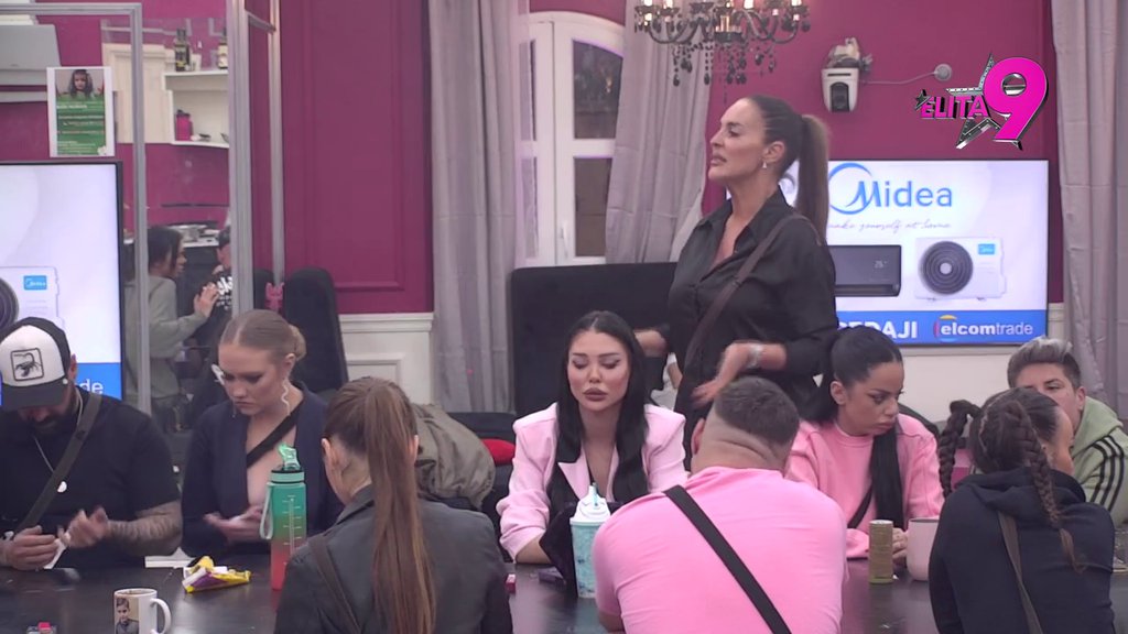 Puče bruka: Janjuš pala roletna! Kao oparen skočio na Kačavendu, pa otkrio da mu je letos slala zavodljive poruke! (VIDEO)