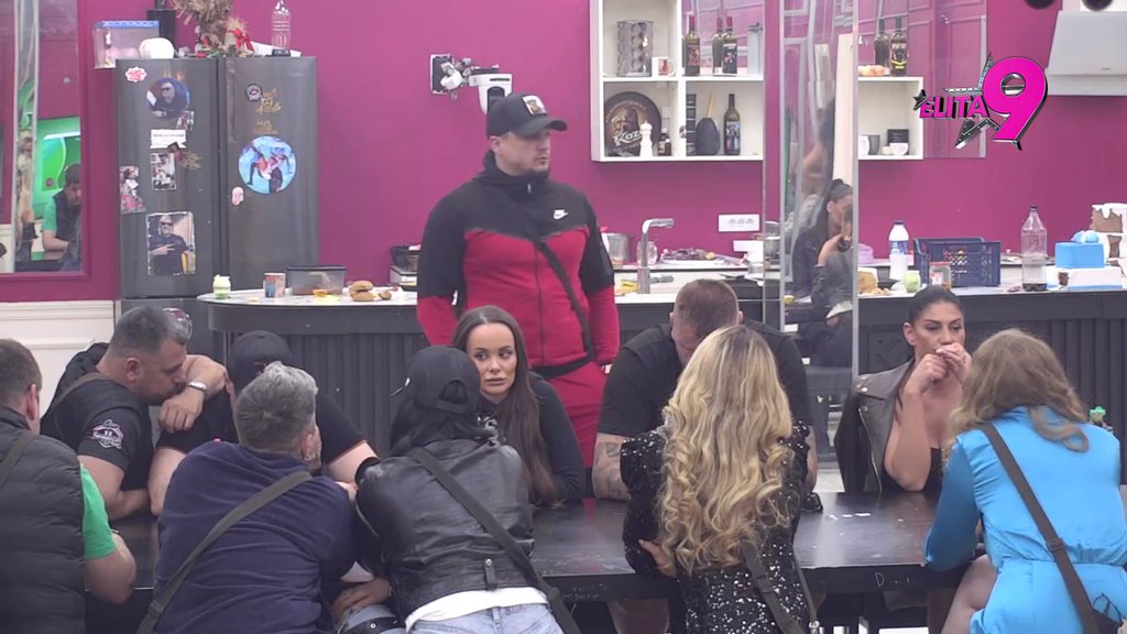 NEZAPAMĆENI HAOS! Ivan Marinković napljuvao Aneli kao nikad do sad: Najveće zlo koje je šetalo svetom! Ahmićeva mu odmah udarila na očinstvo! (VIDEO)