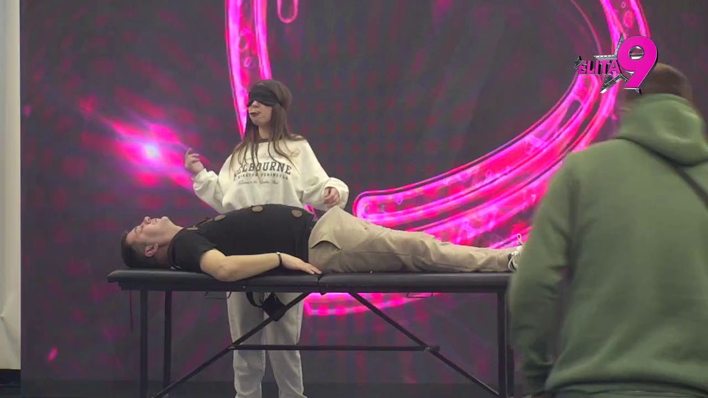 Sitna, ali dinamitna: Sara kao kirbi usisava sve što nađe na Ivanovom telu! (VIDEO)