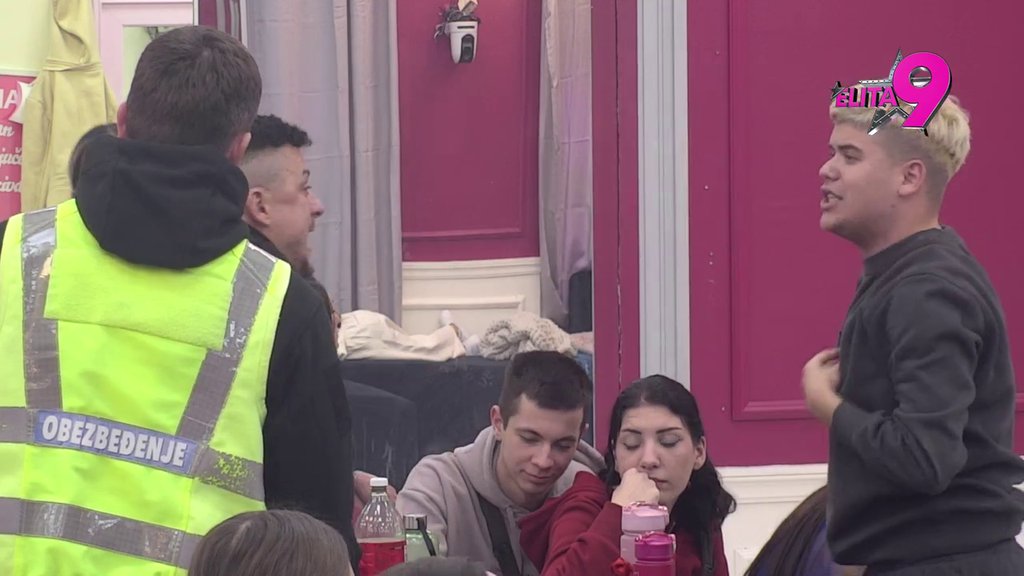 Us*aću ti se u život do kraja rijalitija! Uroš iskoristio svo oružje da unakazi Sofiju i Terzu, pa od Bore dobio niz uvreda! (VIDEO)