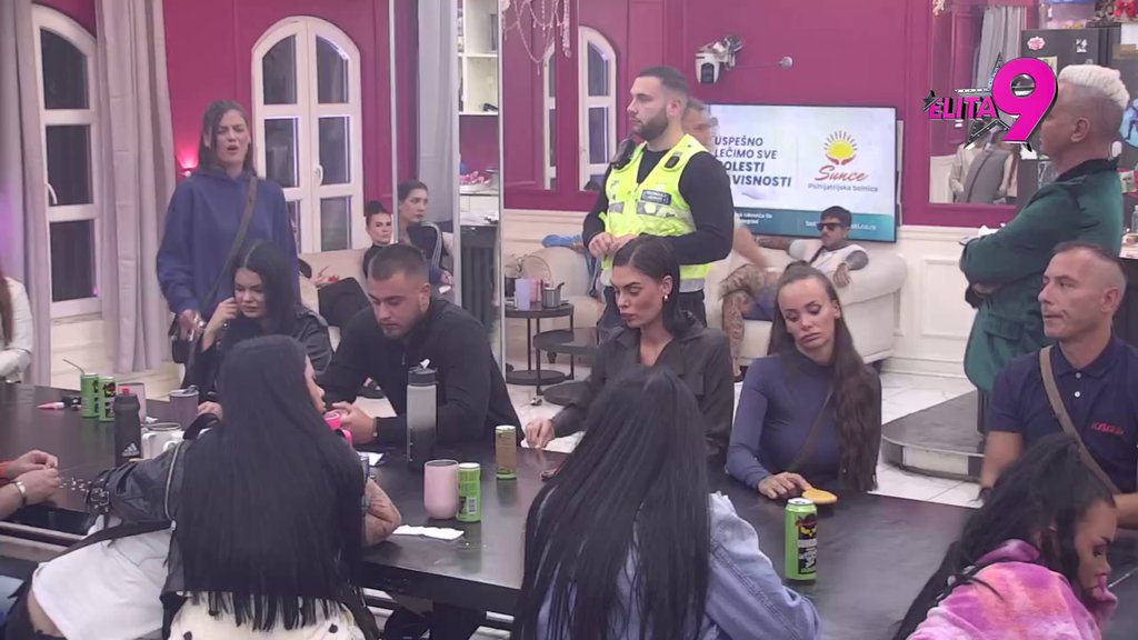 Dalje od ovoga ne može! Dok Minu mole prijatelji da pokupi poslednje atome dostojanstva i ode od Viktora, on uspeo opet da je ponizi: Ona kleči iz nemoći! (VIDEO)