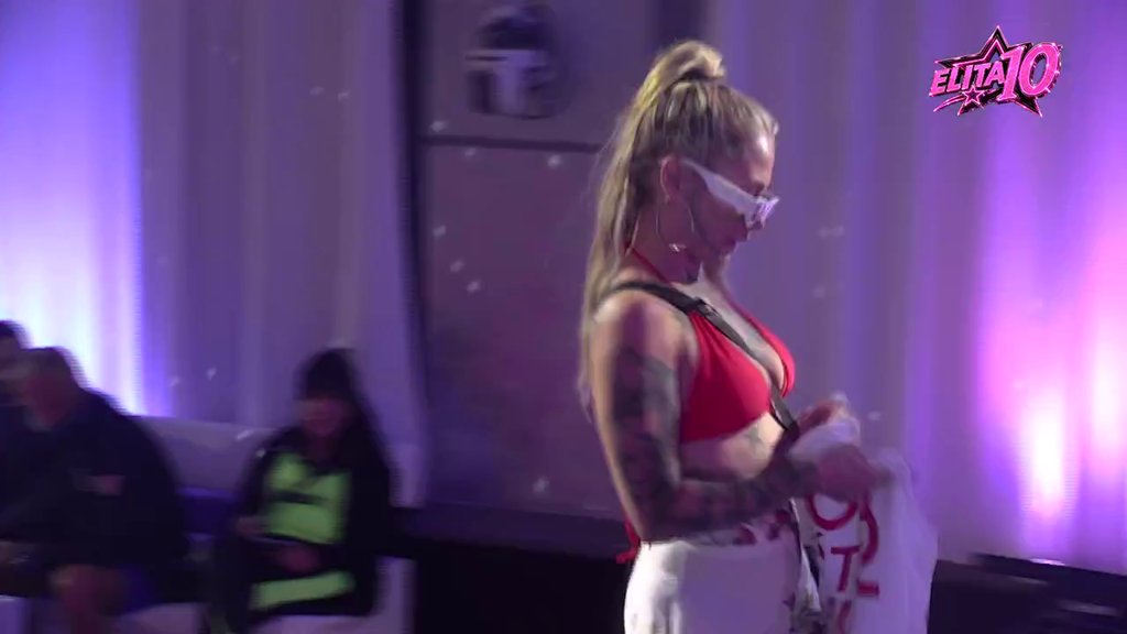 Mirjana Zuzija totalno opčinila Ivana Marinkovića?! On joj prišao, pa pokušao zubima da joj skine ogrtač! (VIDEO)