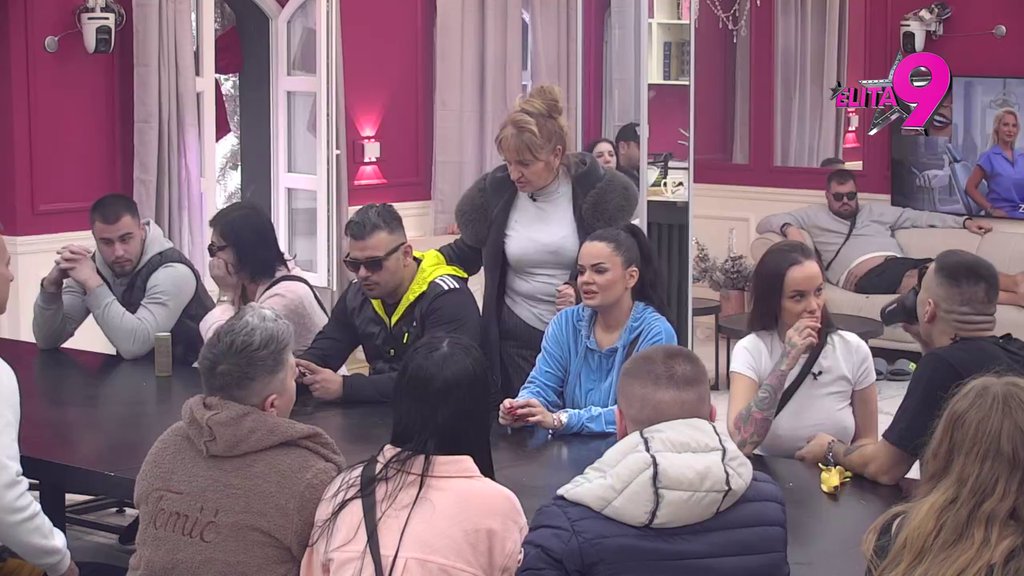 VREME JE DA SE ZASUKU RUKAVI: Džehva postrojila učesnike, moraće da izglancaju Belu kuću kako znaju i umeju! (VIDEO)