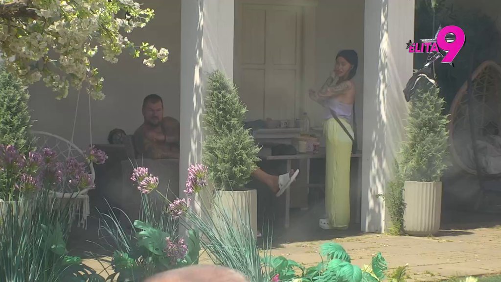 Zavukli se ispod trema, pa umirali od smeha! Janjuš i Vanja se cerekaju i rugaju Mići iza leđa, ubeđeni da je odlepio zbog njih! (VIDEO)