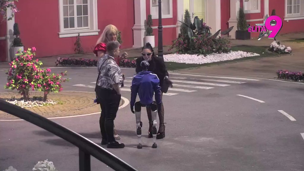 Svetska, a naša: Maja želi od Toše da dobije kačkavalj kako bi mogla da ga renda po ljudima uz performans! (VIDEO)