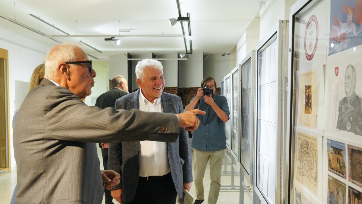 Filatelija Suverenog Malteškog reda na postavci u PTT muzeju! Izložbu otvorili ambasador Amoruzo i direktora Pošte Srbije Anđelković