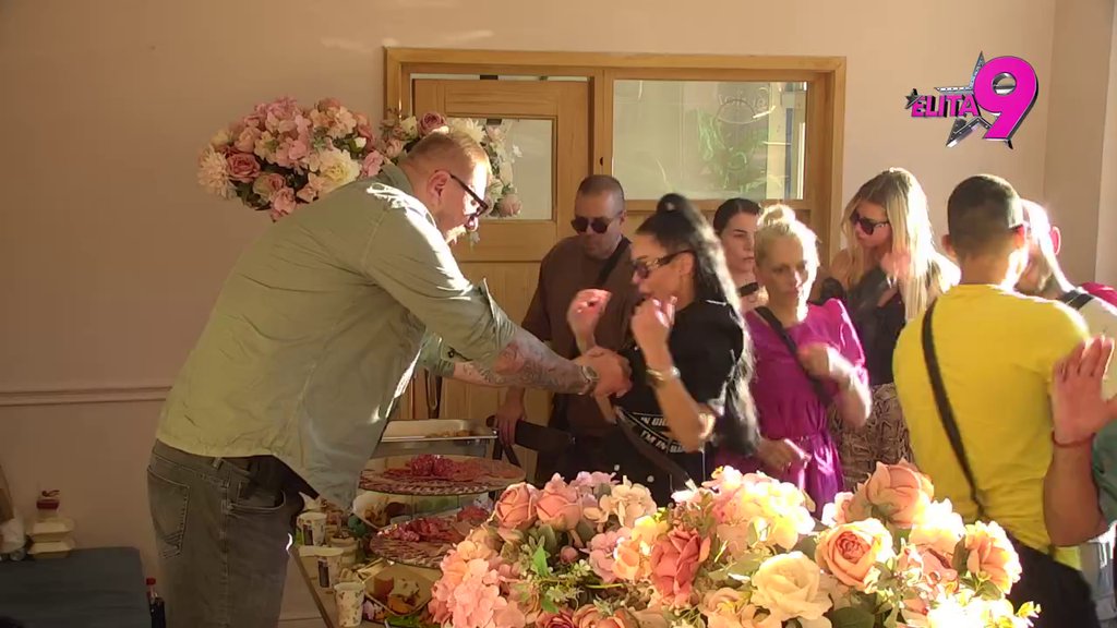 UHVATIO JE, PA NE PUŠTA! Janjuš stisnuo Majine grudi, ona povikala: Ne može, puca! (VIDEO)