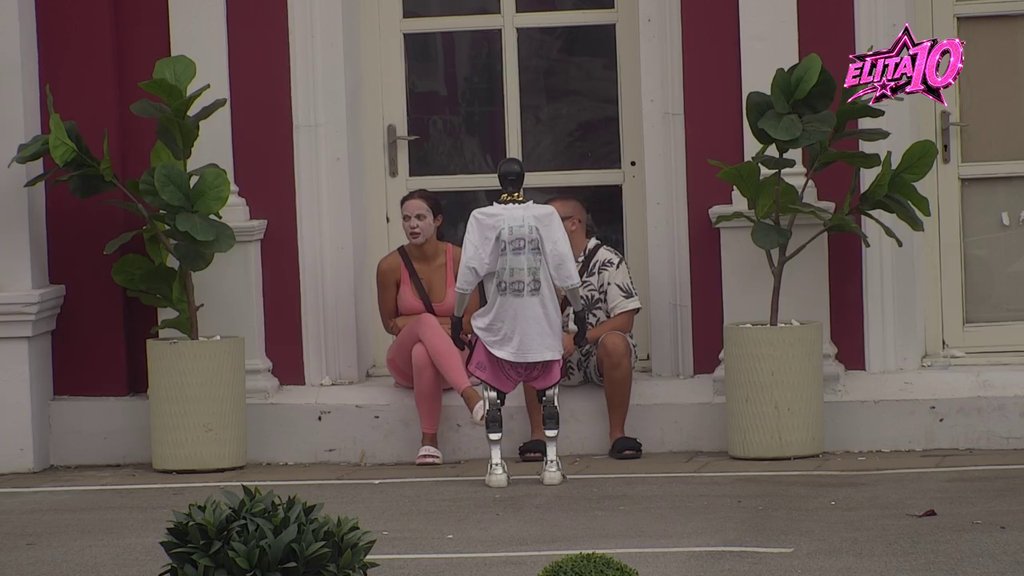 Izgleda kao baba koja je izašla iz zatvora: Laura priznala da oseća gorčinu u grlu zbog Đukića i Biljane, pa istakla da joj je ona konkurencija ispod svakog nivoa! (VIDEO)