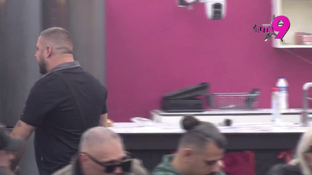 HAOS ZA CRNIM STOLOM! Maja zavadila Daču i Asmina, pa dobila žestoku povratnu: Ori se Bela kuća (VIDEO)