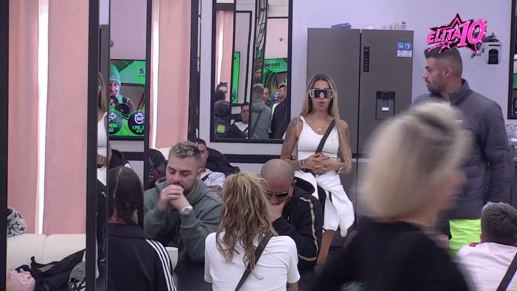 Krivi mene, a on sedi sa Carem i puši cigaru... Aneli ne može da veruje šta joj je Đukić uradio, pa ishvalila Karića (VIDEO)