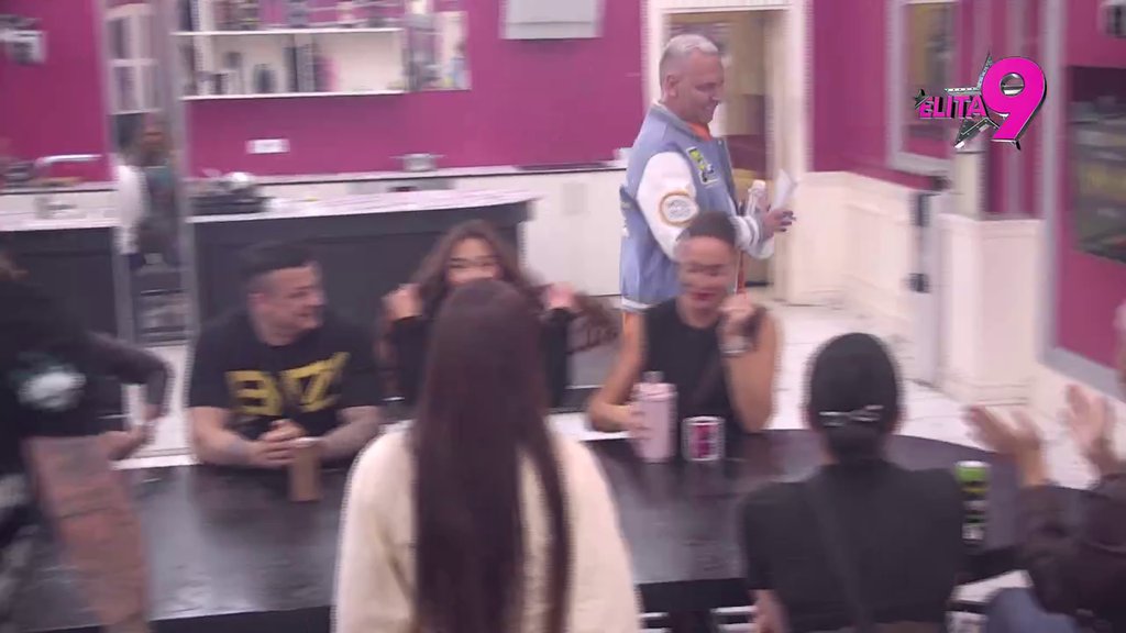 PLJUŠTE ČESTITKE: Takmičari oduševili Milana Miloševića na početku emisije, svi uglas mu poručili 'SREĆAN ROĐENDAN' (VIDEO)