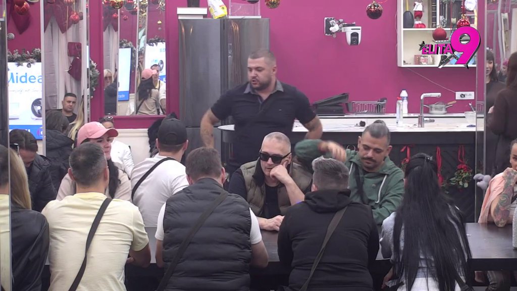 HAOS ZA CRNIM STOLOM! Maja zavadila Daču i Asmina, pa dobila žestoku povratnu: Ori se Bela kuća (VIDEO)