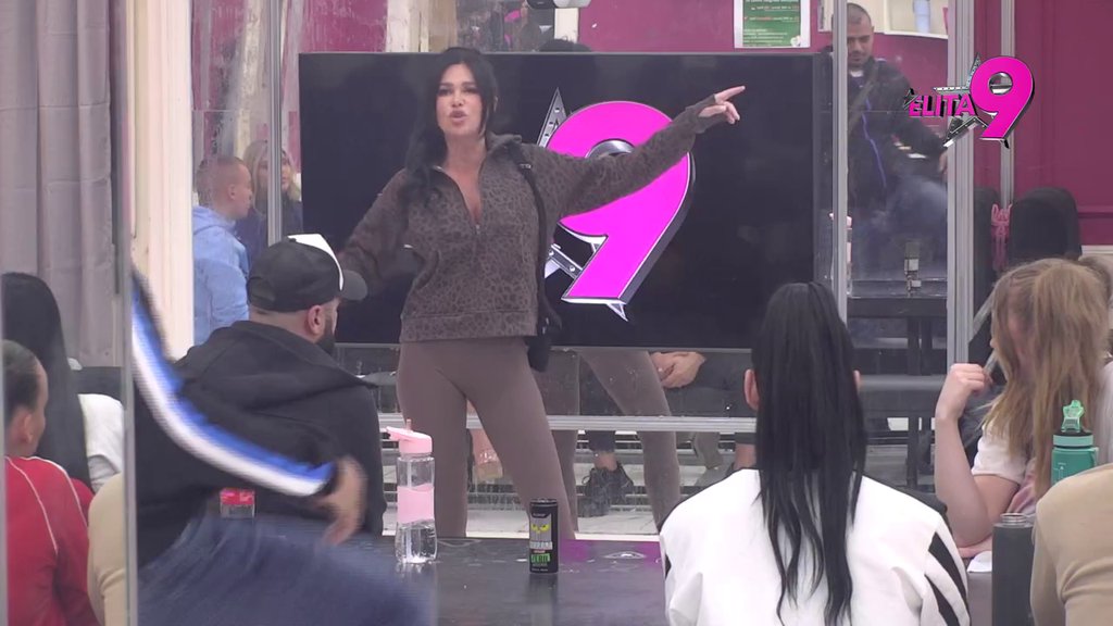 Ponovo joj glumi lažnu drugaricu: Pevačica dala vetar u leđa Maji, pa dobila bruatlno rešetanje od Stanije! (VIDEO)