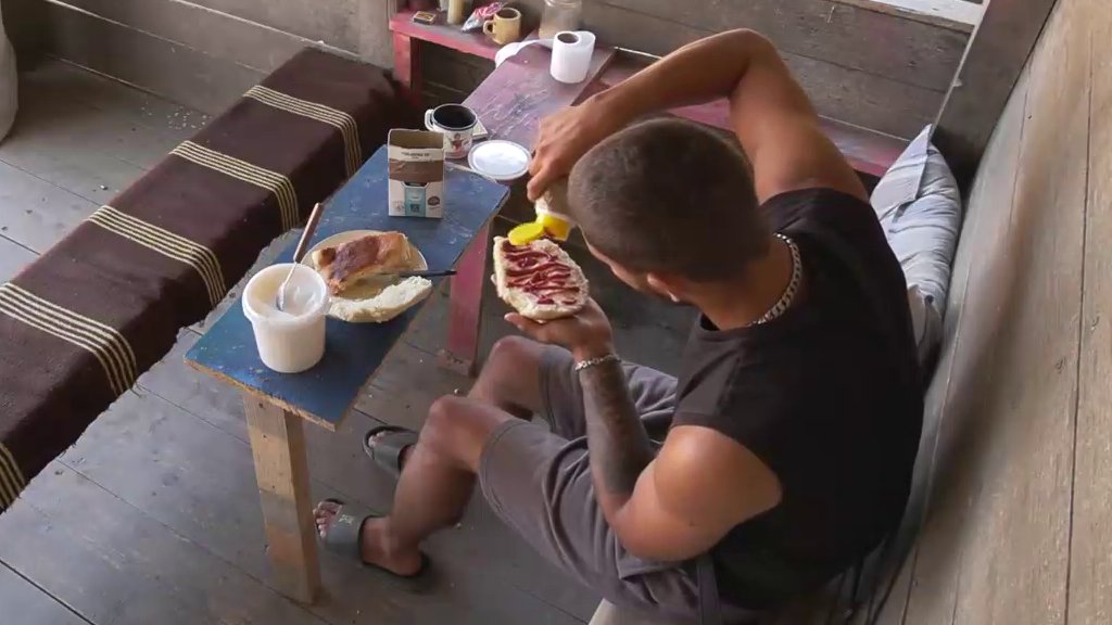 RAZMIŠLJA DA LI ĆE NJEGOVA PORODICA PRIHVATITI VEZU SA ELENOM?! Ognjen konstantno JEDE kako bi smirio NERVOZU pred veliko finale (VIDEO)
