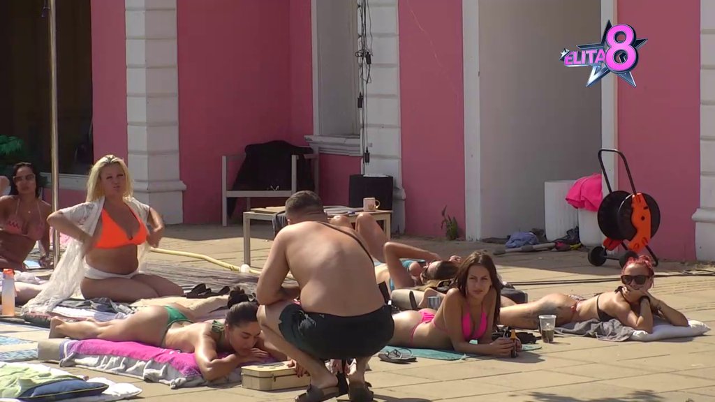 Gastoz više nema ni trunku dostojanstva: Zaklečao ispred Anđele i pokušao da dobije njenu pažnju, ona povukla šok potez! (VIDEO)