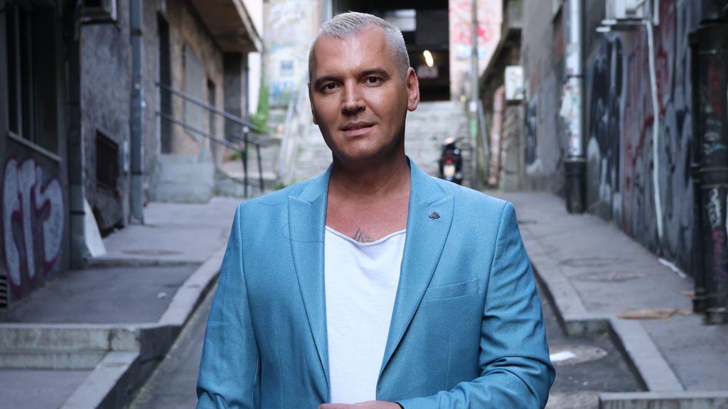 SAMO JE TO IZUSTIO I SRUŠIO SE... Milanu Miloševiću pozlilo u manastiru Ostrog, prišla mu slepa žena i počela da plače: Rekla mu je...